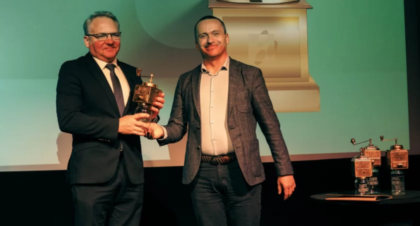 Statuetkę z rąk Sławomira Czarneckiego odebrał Rafał Zglinicki, prezes zarządu Biogazowni Rypin