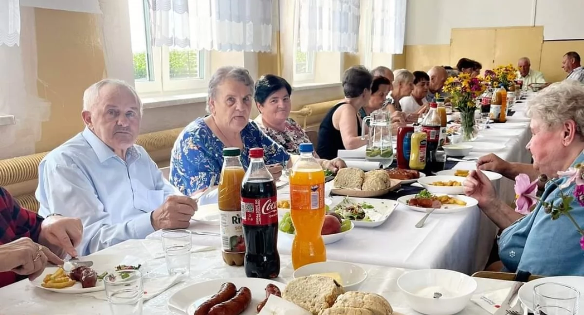 Wydarzenia lokalne, Integracja seniorów wspólnym stole [zdjęcia] - zdjęcie, fotografia
