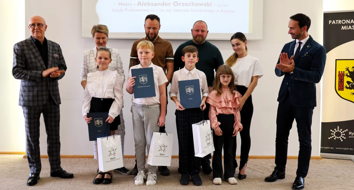 Wydarzenia lokalne, Nagrody uczniów gratulacje nauczycieli - zdjęcie, fotografia