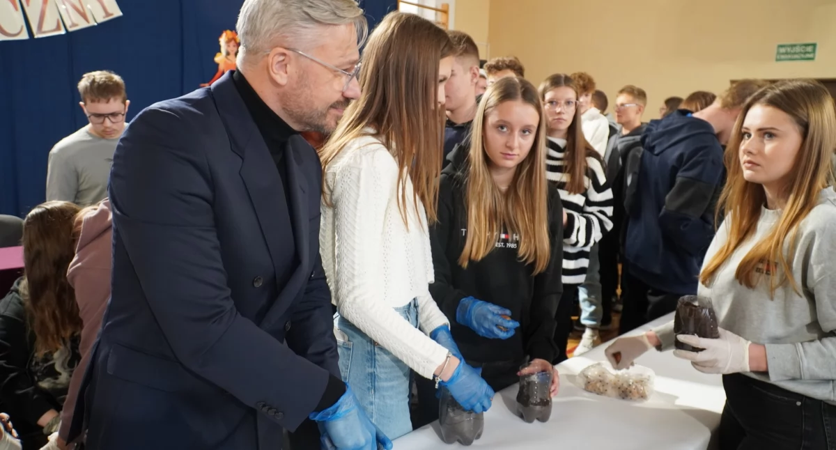 Wydarzenia lokalne, Posadzili małe drzewka - zdjęcie, fotografia