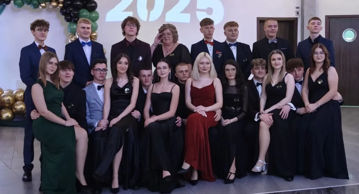 Wydarzenia lokalne, Uczniowie „Chełmickiego” tańczyli białego [zdjęcia] - zdjęcie, fotografia