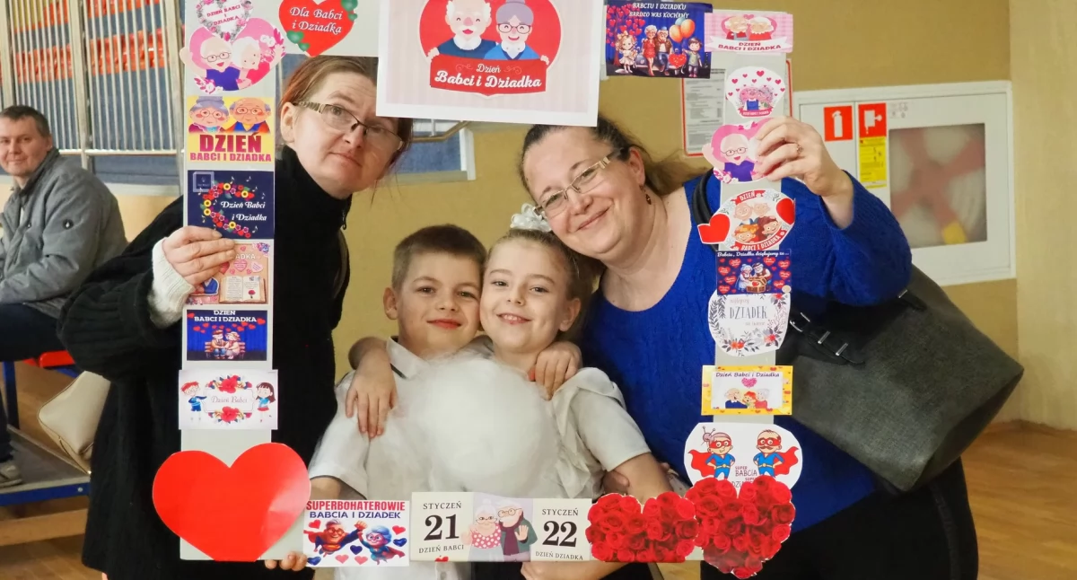 Edukacja, Świętowali Dzień Babci Dziadka - zdjęcie, fotografia