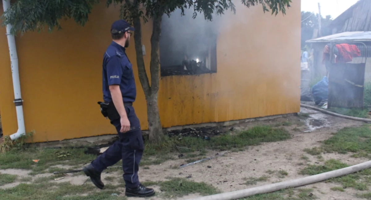 Kronika kryminalna, Policjanci uratowali mężczyznę pożaru - zdjęcie, fotografia