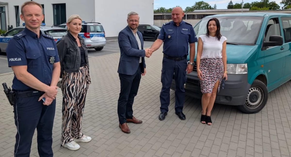 Komunikaty i profilaktyka, radiowóz policjantów - zdjęcie, fotografia