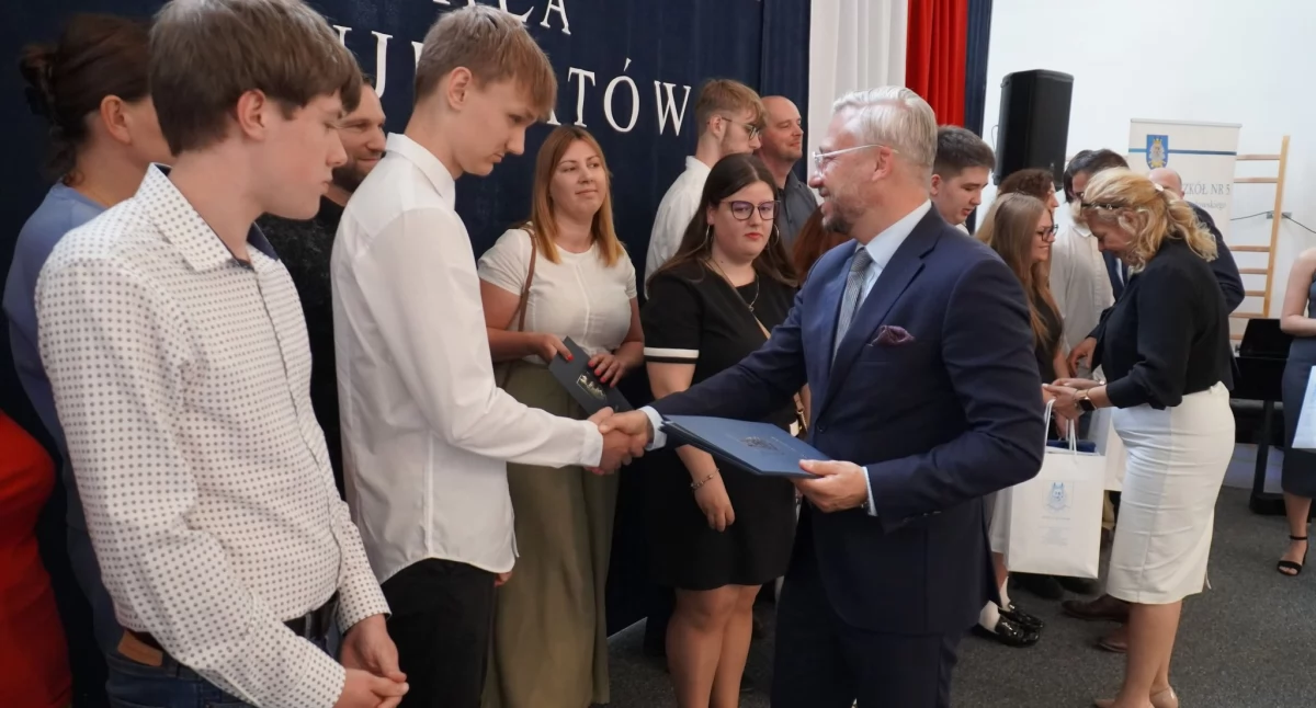 Edukacja, Najlepsi uczniowie docenieni - zdjęcie, fotografia