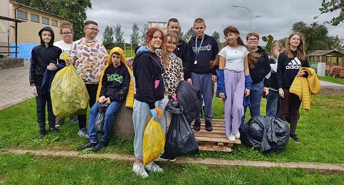 Wydarzenia lokalne, Sprzątali gminę Brzuze - zdjęcie, fotografia