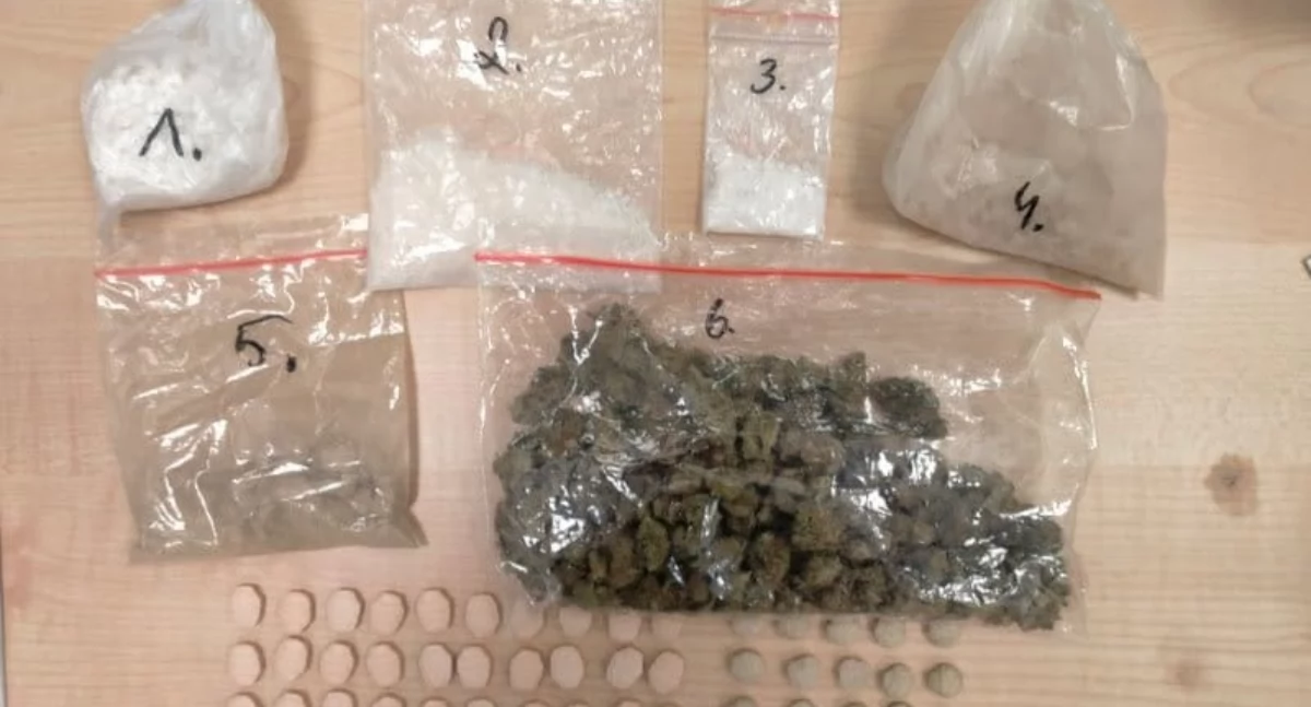 Kronika kryminalna, latek zgromadził mały arsenał narkotyków - zdjęcie, fotografia