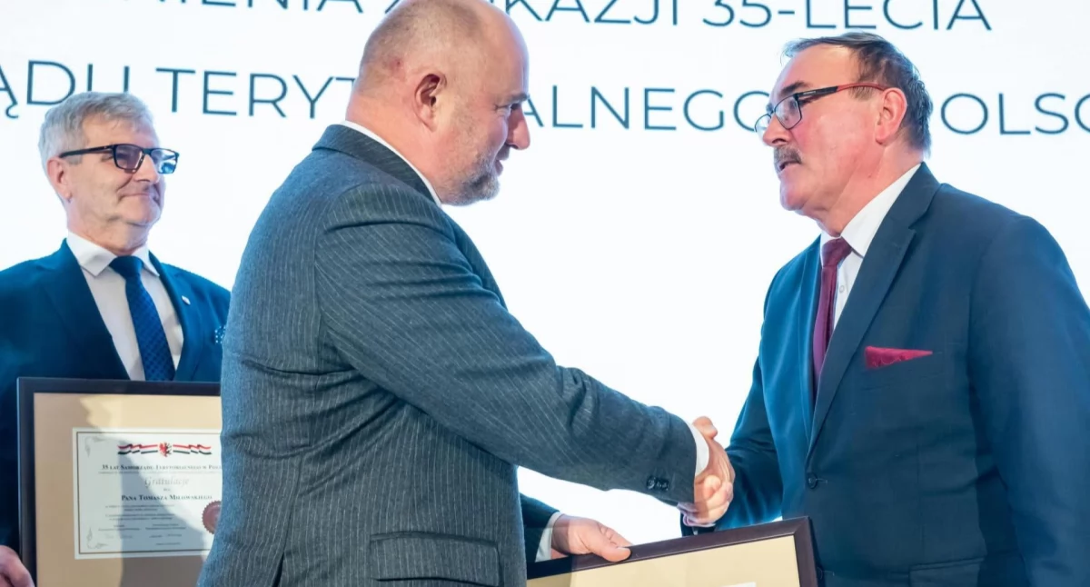 Urzędy, Wyróżnienie wójta - zdjęcie, fotografia