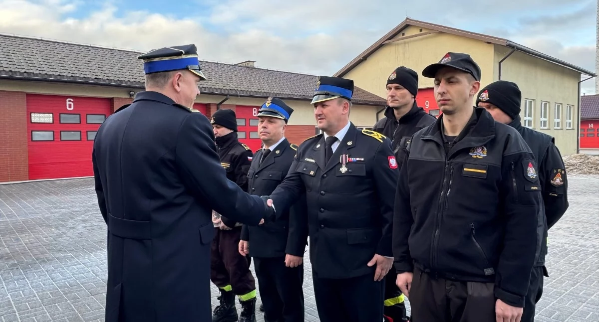 Komunikaty i profilaktyka, Strażacy zakończyli służbę - zdjęcie, fotografia