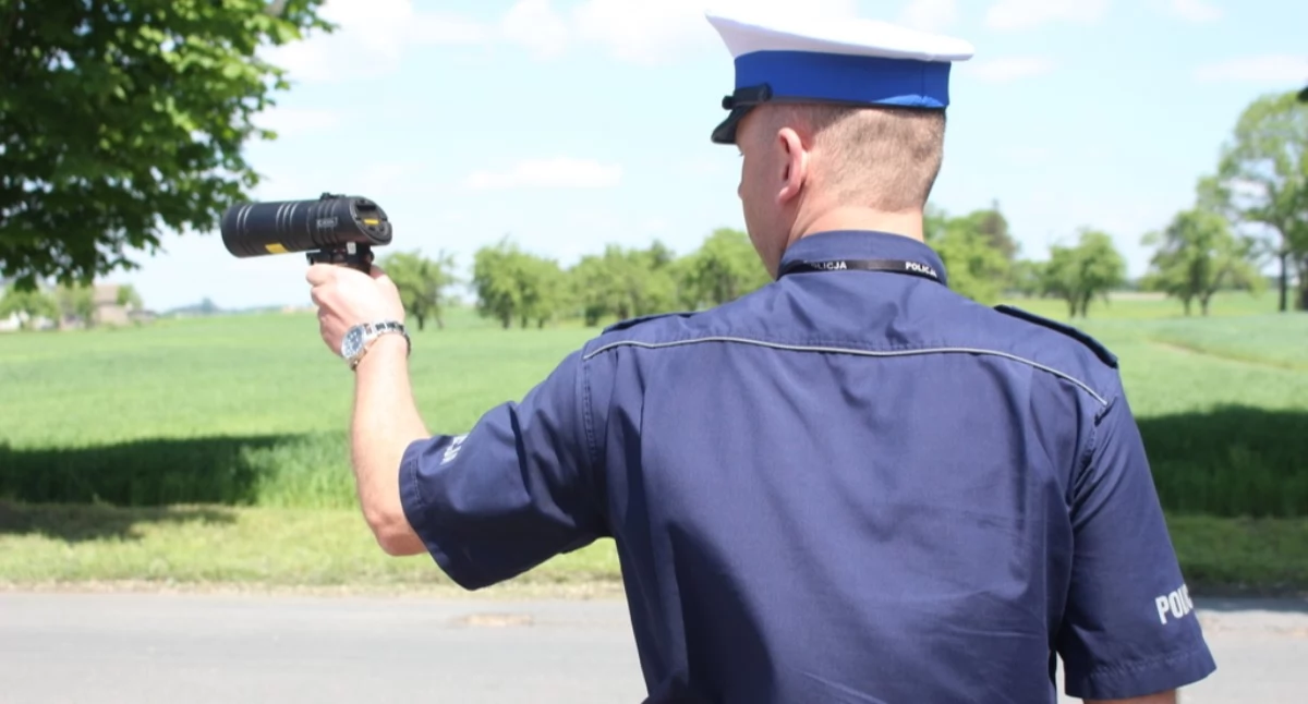 Kronika kryminalna, widok policji gwałtownie przyśpieszył opłaciło - zdjęcie, fotografia