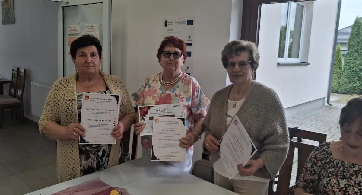 Stowarzyszenia i organizacje, Seniorzy zakończyli edukację - zdjęcie, fotografia