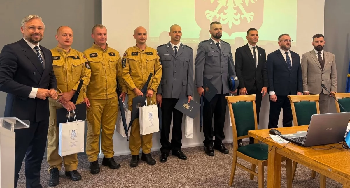 Samorząd powiatowy, Nagrodzili bohaterów którzy uratowali latkę - zdjęcie, fotografia