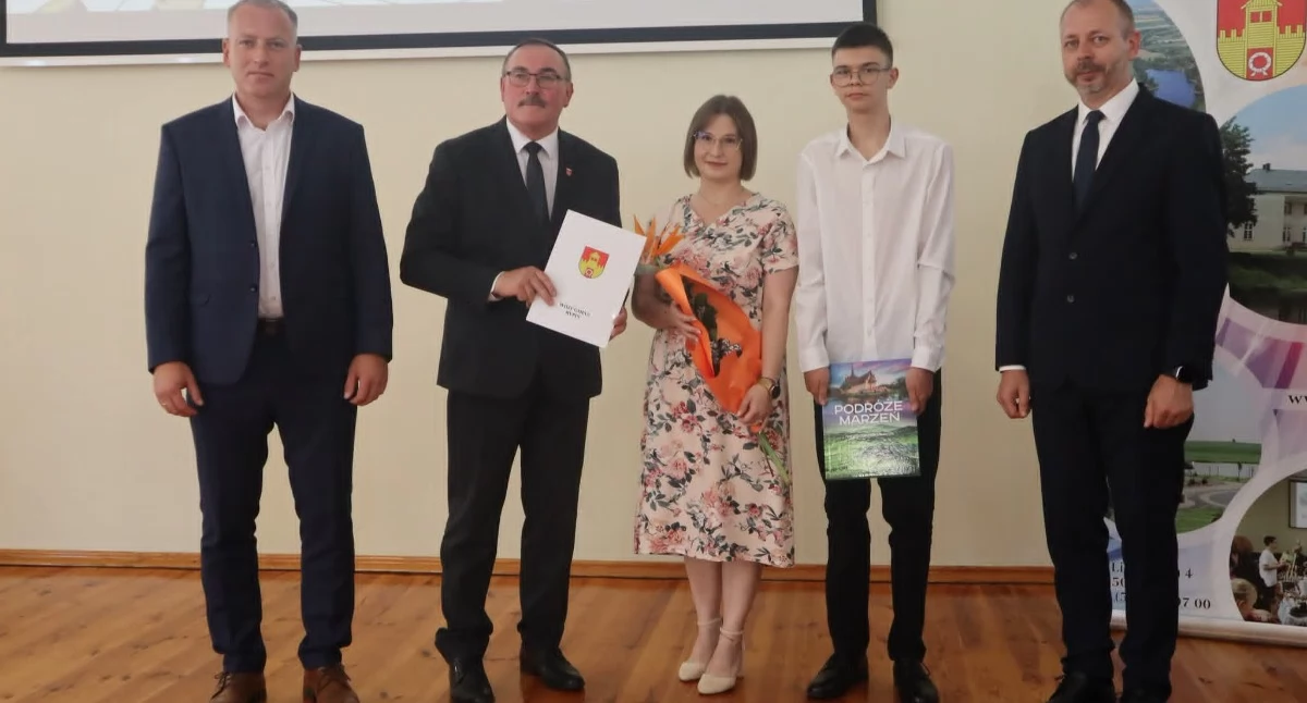 Edukacja, Najlepsi uczniowie nagrodzeni - zdjęcie, fotografia