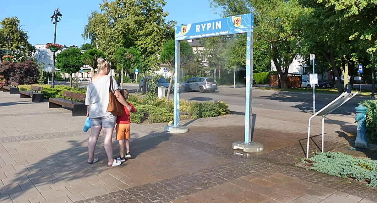 Interwencje, Walczą sprawną fontannę - zdjęcie, fotografia