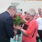 Poseł Zbigniew Sosnowski dziękował 
Wandzie Barańskiej z zespołu Skrwilenianki