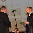 W imieniu Komisji Kultury Rady Miasta Rypin  
gratulacje Pawlewiczowi złożył...