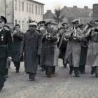 Orkiestra OSP w Rypinie w pochodzie 1-Majowym 1956 roku. Prowadzi naczelnik OSP Rypin...