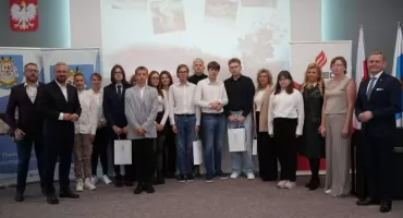 Nagrody dla uczniów, róże dla nauczycieli