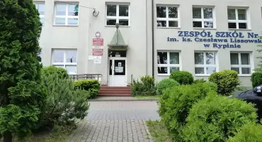 Dwie szkoły z tarczami