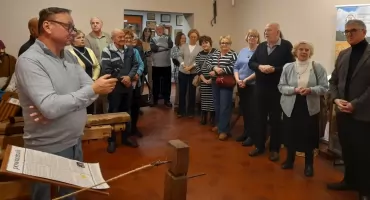 Zajrzeli za klasztorną furtę